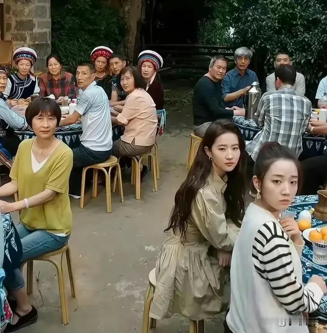 刘亦菲在农村吃流水席被拍，她素面朝天穿的很随意，特别接地气。不仔细看，以为她就是