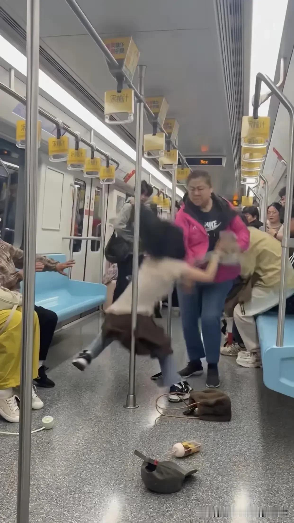 不服都不行，66岁的老太太了，能有这身板，身手这么敏捷，值得年轻人学习，怎么练就