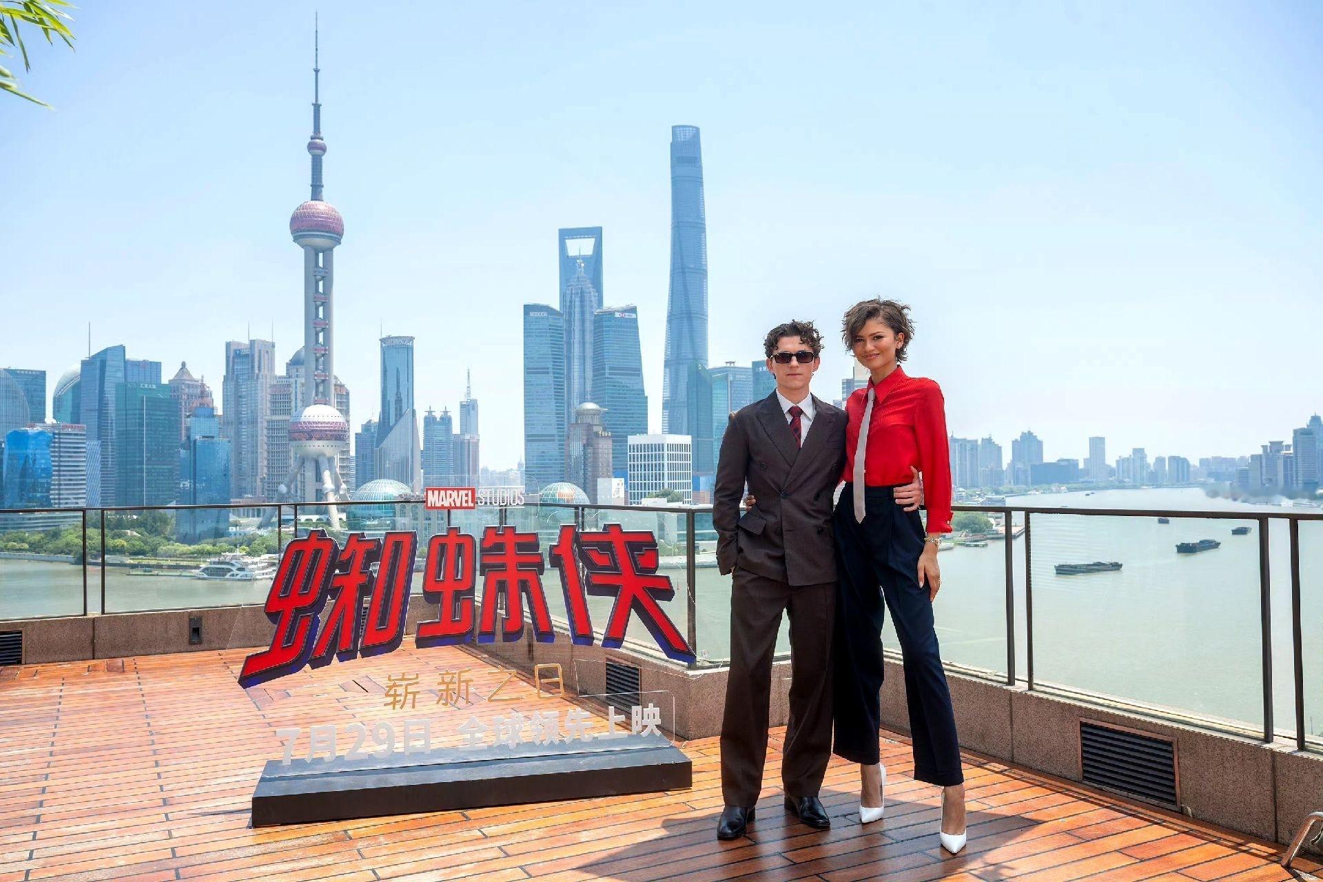 在中国要穿正装+红色+不能露的传言看来他们都信了，荷兰弟不高，赞达亚为什么还要穿