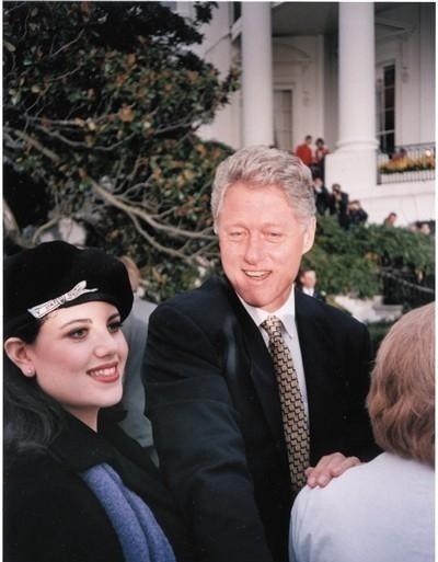 1996 年，莱文斯基被克林顿放了根 雪茄 进她身体里，后来就由此引发了一场大麻