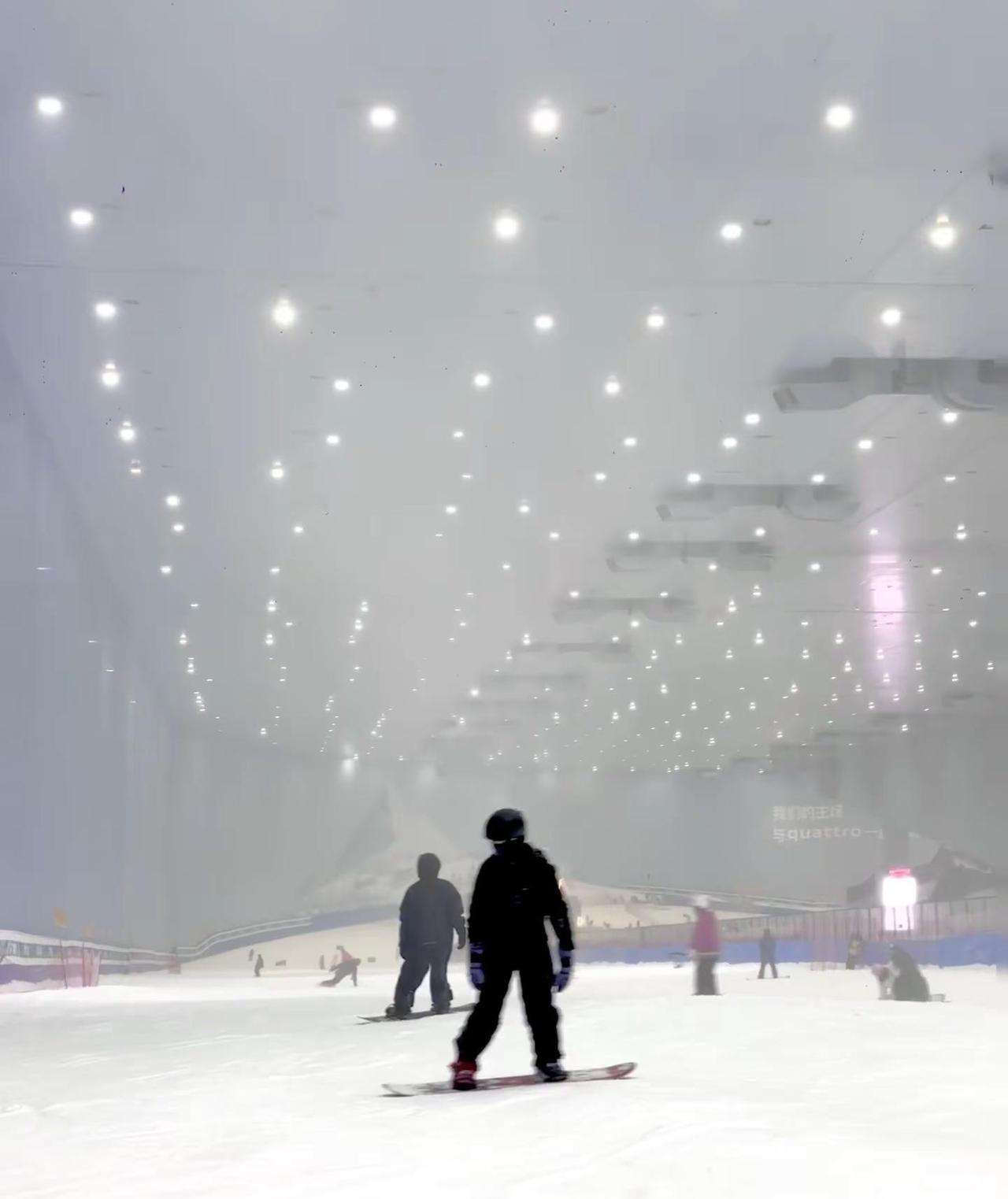 广州热雪奇迹 广州热雪奇迹滑雪🏂场 夜场滑雪的快乐 精彩瞬间 室内滑雪