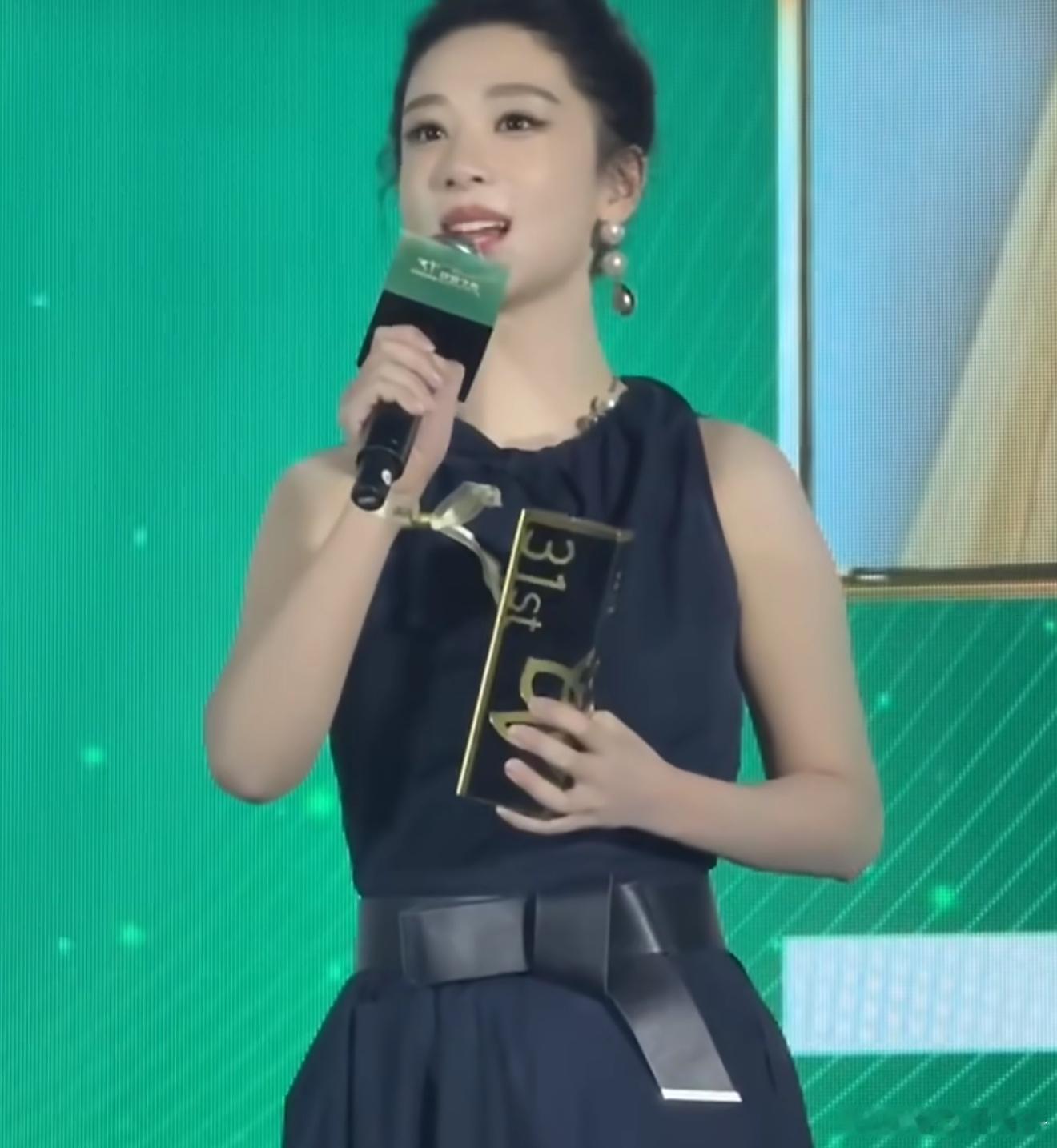 肖战杨紫白玉兰顶峰相见当年一起拍余生的搭档，如今各自带着代表作站上白玉兰最佳男女