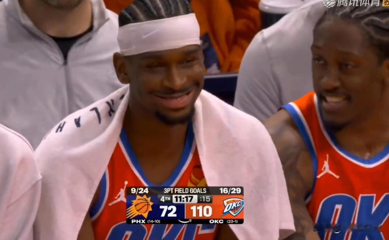 亚历山大喜笑颜开，又不用打第四节咯！

今天是NBA杯淘汰赛比赛日，雷霆队坐镇主