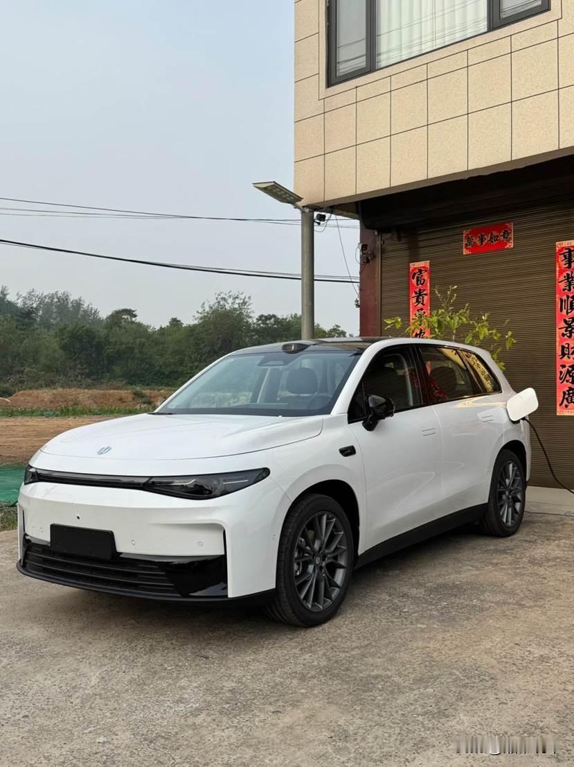 离谱！在三四线城市，时不时遇见零跑汽车，这能见度绝了。
 
最近春节放假回老家，