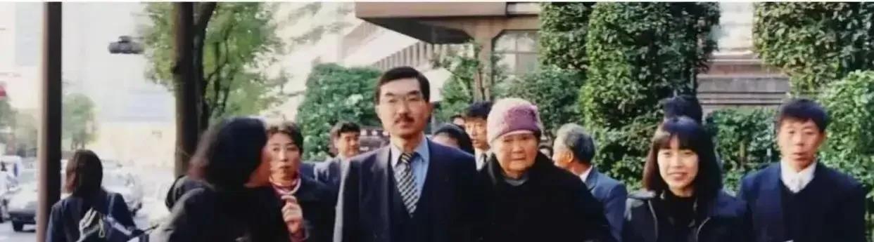 1937年，南京，几个日本兵竟然撕扯掉一个年仅6岁女孩的衣服，母亲哀求：“她才六