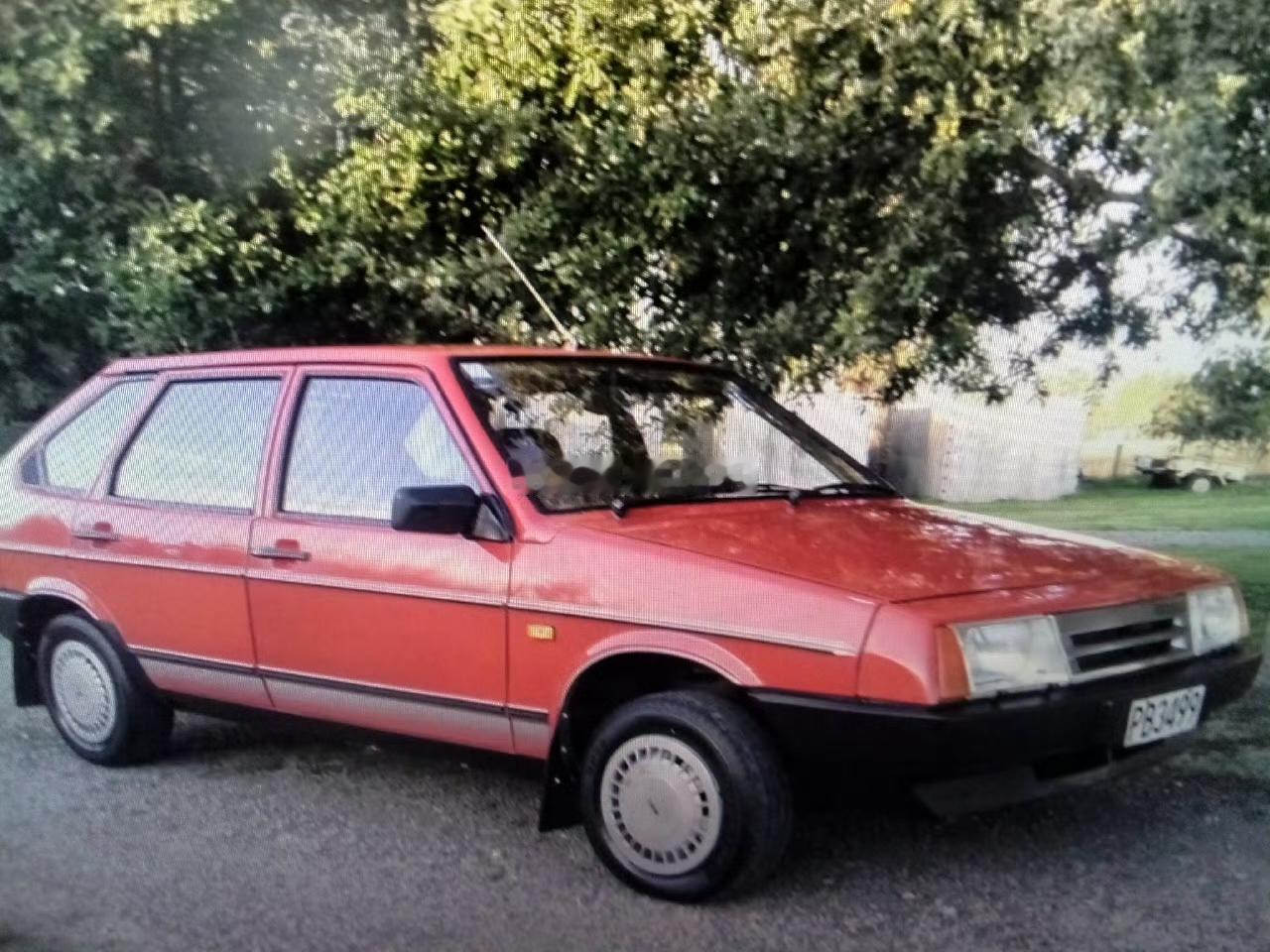 新西兰版拉达~~~这车是1990年在新西兰上的牌，已经有五到六手户了~~~公里数