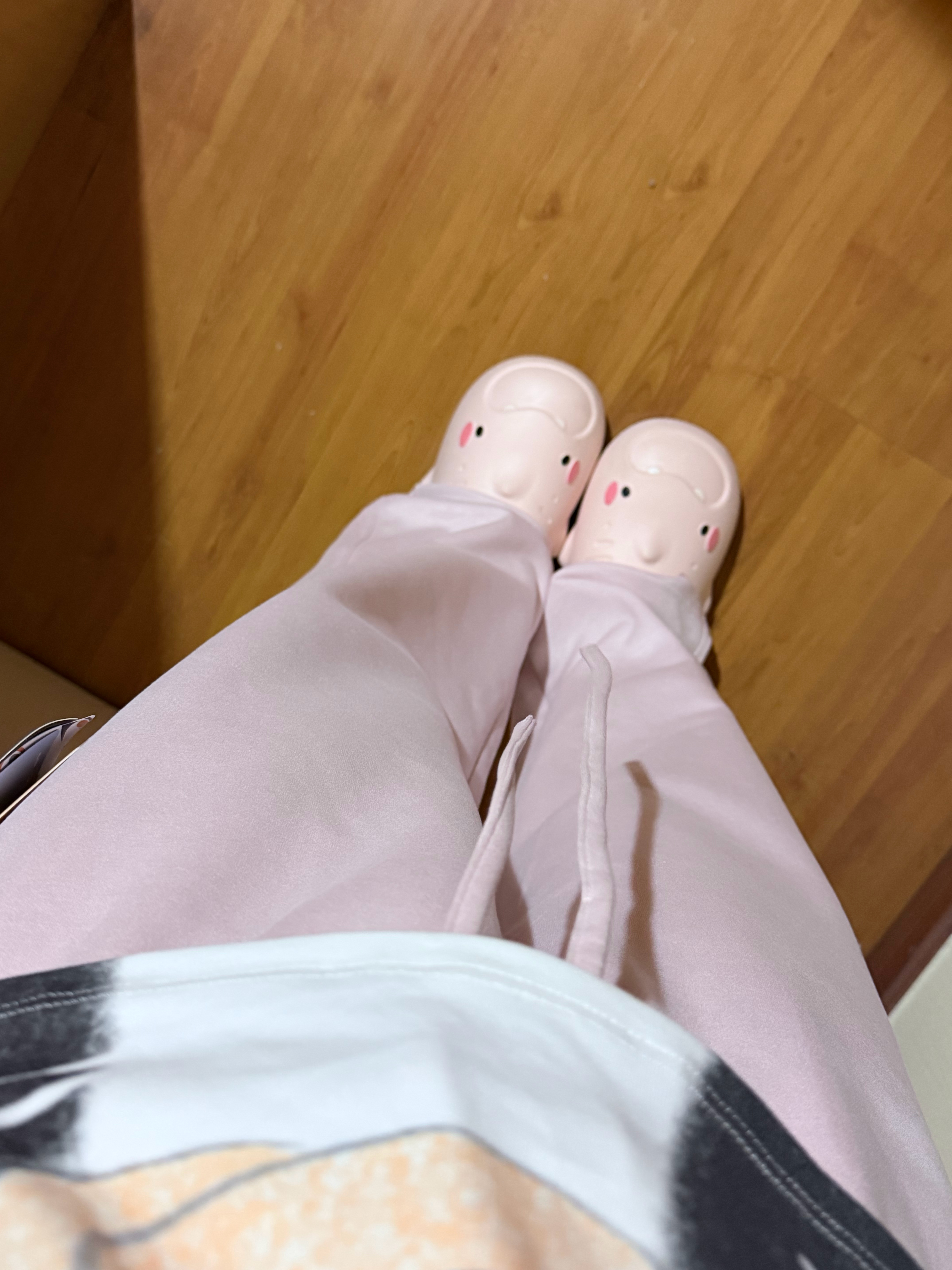 这个裤子好好看！！粉的很好看而且特别舒服 像面膜。。。。夏天穿很凉快 松紧带也不