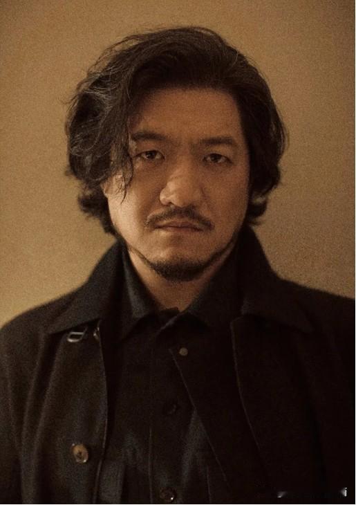 别看他胡子拉碴的，他演绎过很多经典的角色，他的名字你多数时候想不起来，但他扮演的