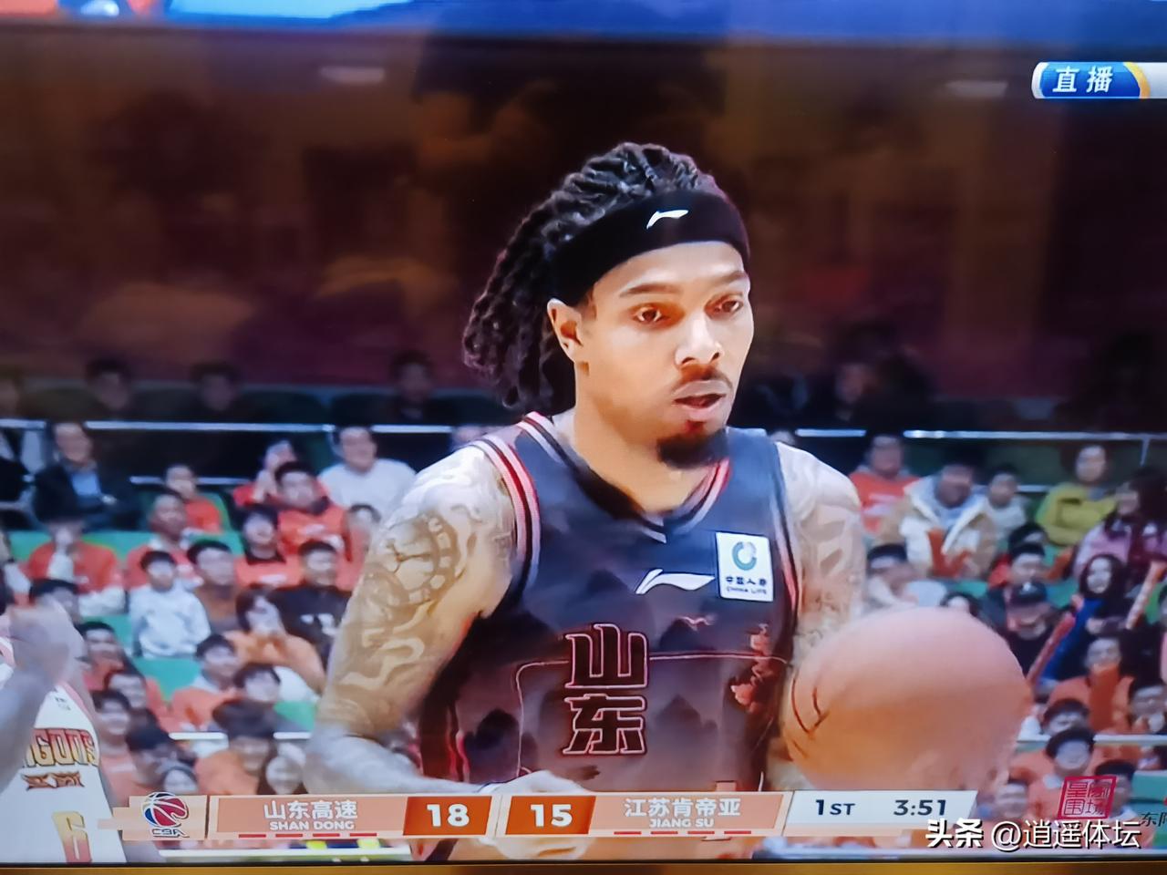 约翰逊刚到了一天，时差还没倒过来，邱彪就安排他上场了！
       约翰逊上场