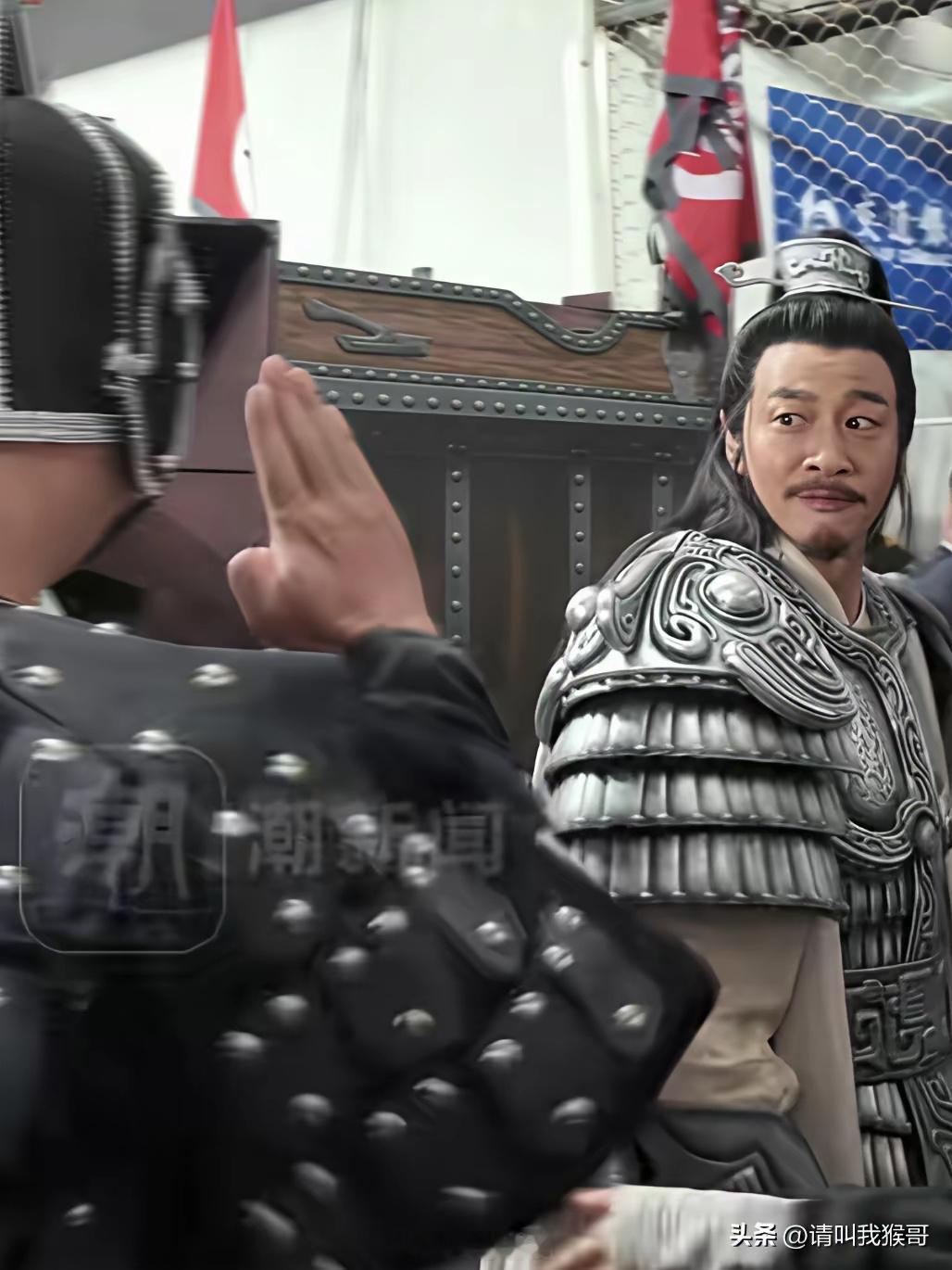 网友都说何润东在苏超演出完退场时，眼前打招呼“辛苦了”的那个小兵，如果他当时大声