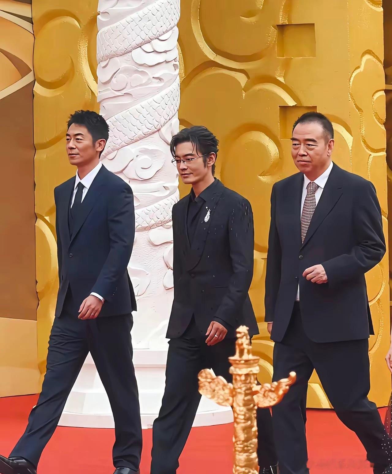 黄晓明龙虾须发型帅出新高度​宝子们，昨晚的红毯你们看了没？黄晓明和陈凯歌、朱亚文