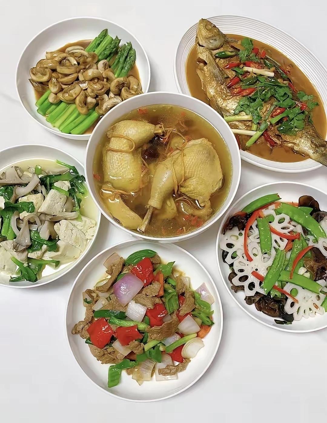 老丈人和丈母娘两口子来我家看望外孙子，我媳妇忙活了一个多小时做了几道菜，大家觉得