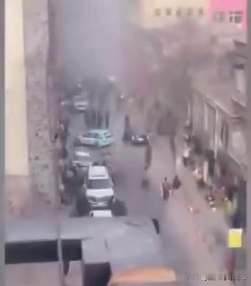 今天，喀布尔市中心沙赫尔瑙区一家酒店/餐馆附近发生炸弹爆炸。

多名平民伤亡，具