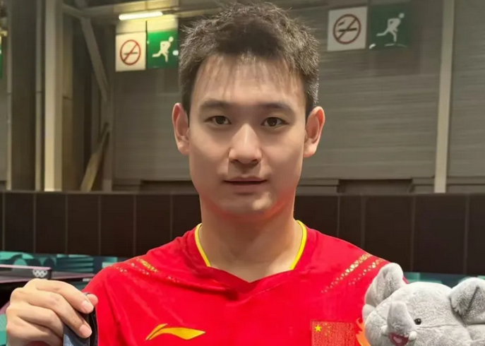 国乒名将创业直播卖鸡爪 刘丁硕退役后直播卖鸡爪也太真实了！刚开播时手忙脚乱，弹幕