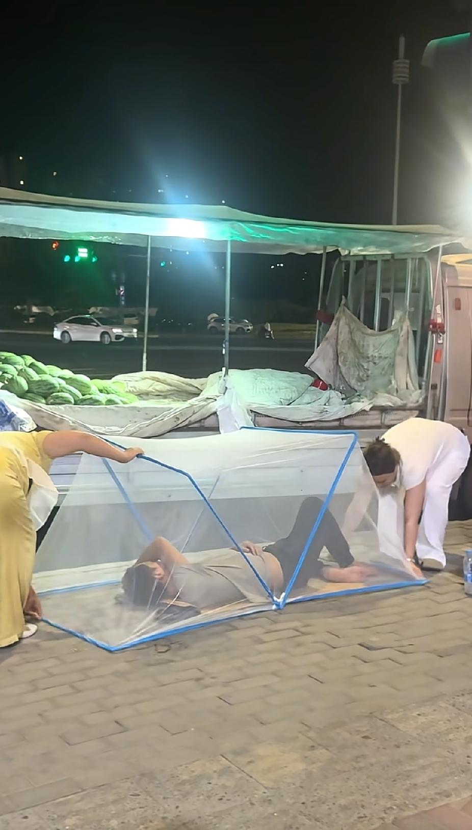 深夜1点多钟了，一名女子无意间从窗口看了看外面街头，接下来的一幕，让人直呼感动了