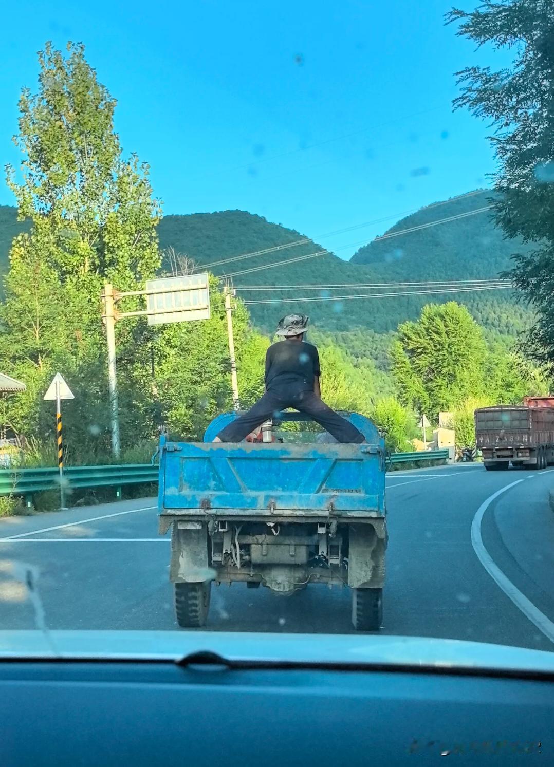 艺高人胆大，不过他只能中午这样坐车