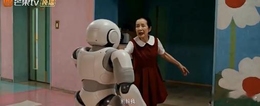爱是AI算法无法丈量的温度当幼儿园住满百岁老人 这部短片把未来与回忆揉得太好，幼