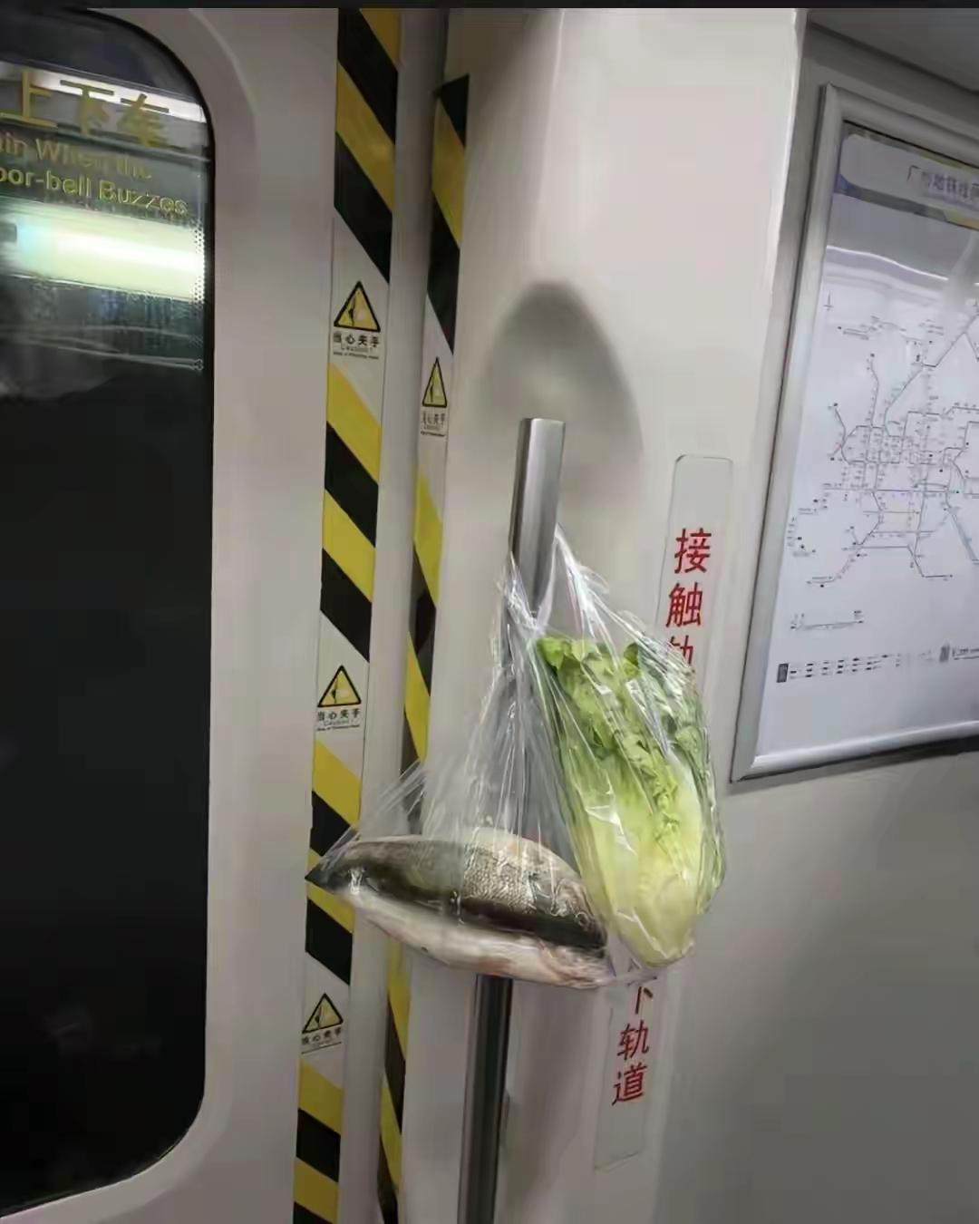 从此地铁上又多了一个伤心人。