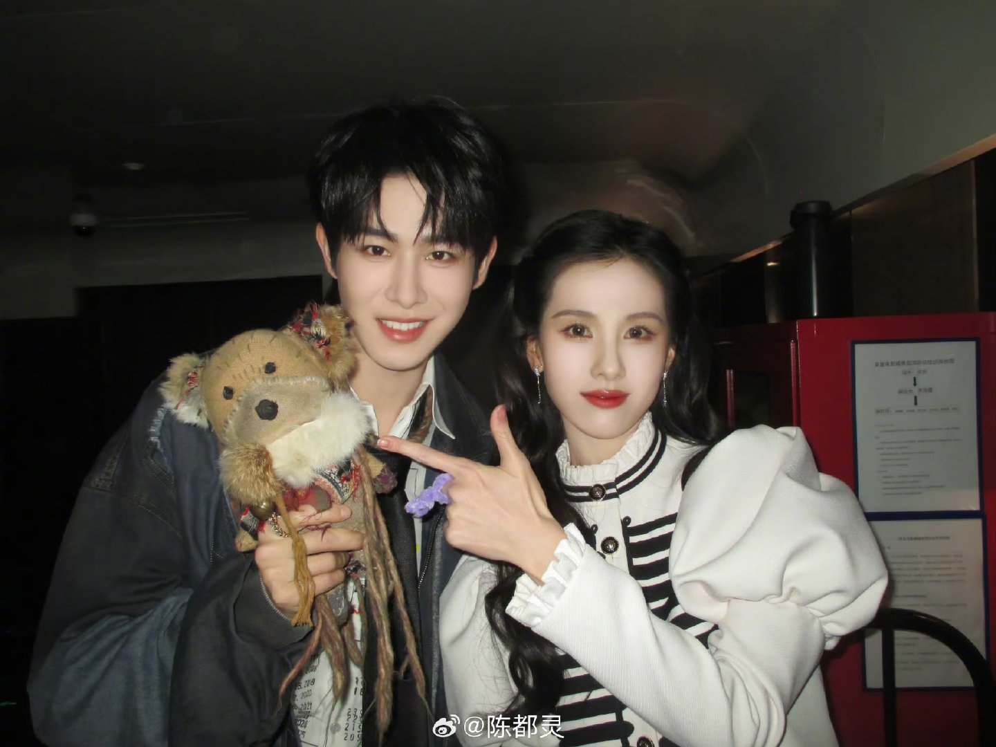 陈都灵晒鞠婧祎合照 陈都灵发合照哇！ 高颜值同框！四人合照氛围感拉满 