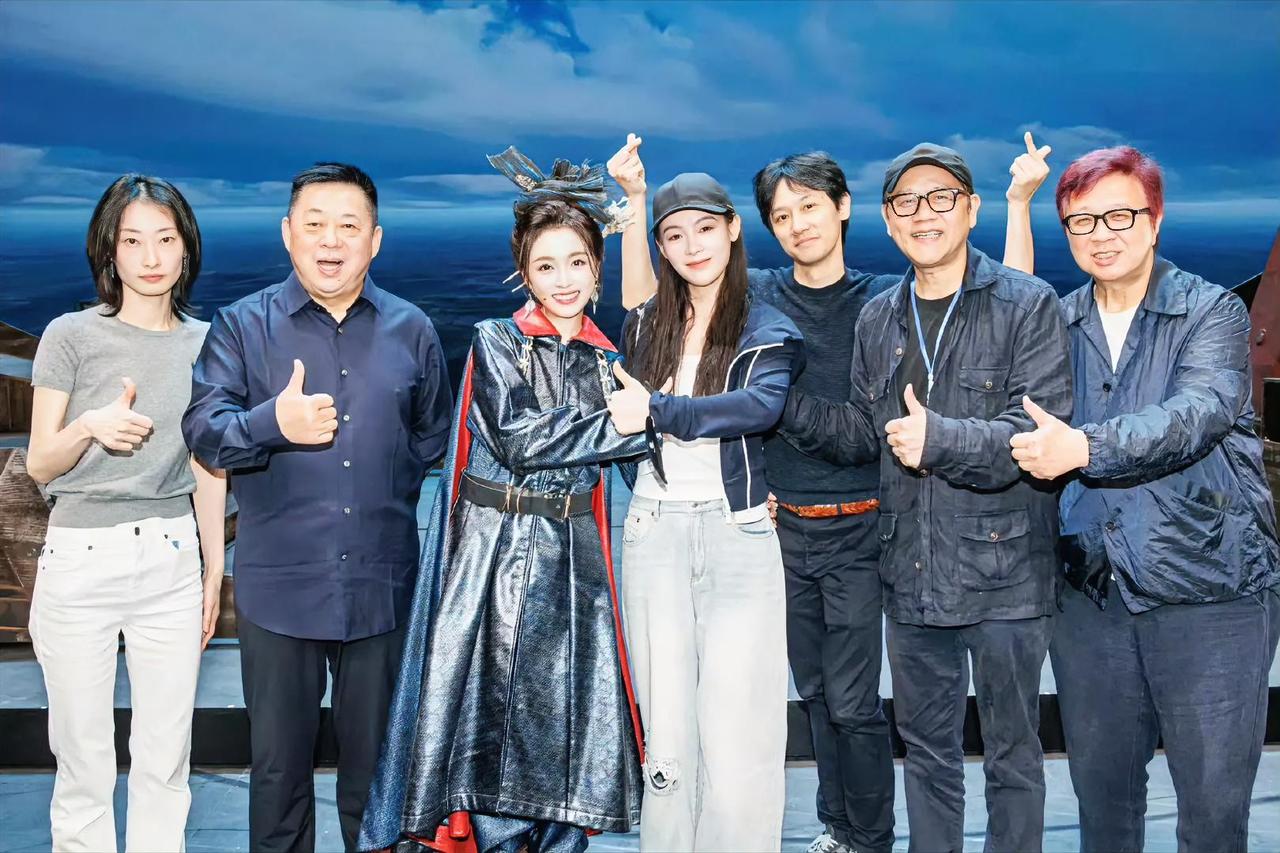 吴宣仪这一嗓子“我跟她才是真的”，喊得比任何一部她演过的偶像剧都动人。

“爱你