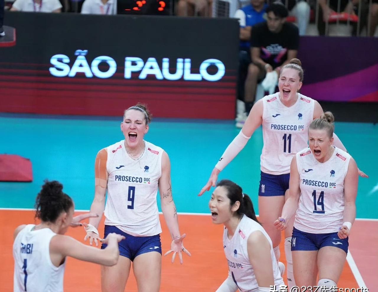 决赛哨响时，科内利亚诺的卫冕铠甲被朱婷一记重扣击穿。
斯坎迪奇首夺世俱杯，比分咬