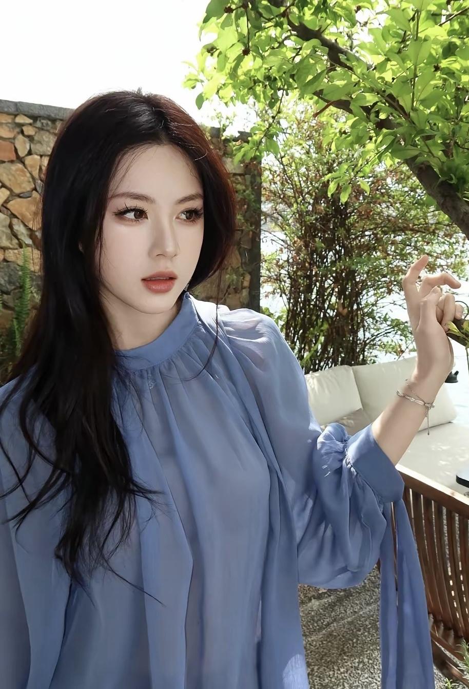 这个女生在户外拍照呢。