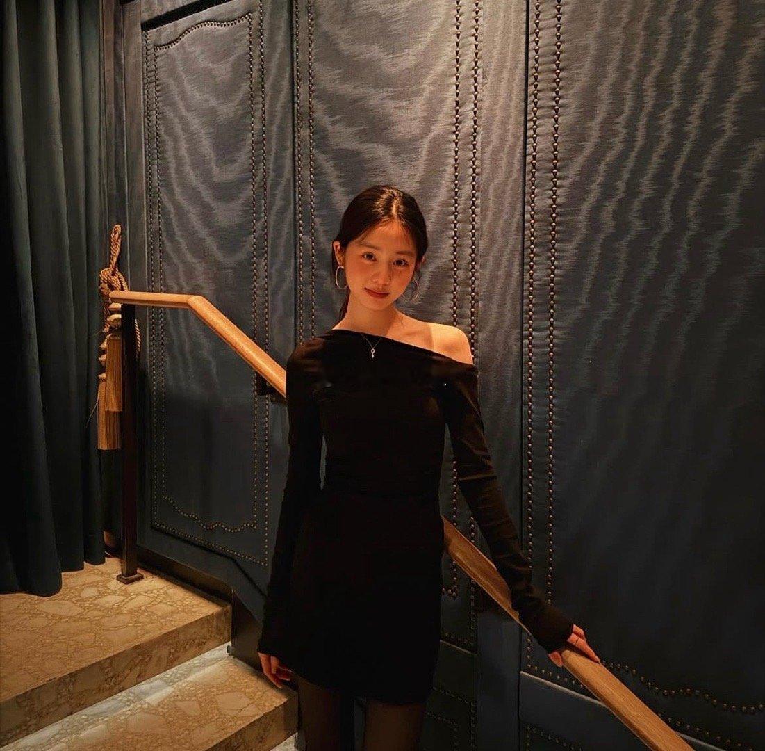 跟小狗在一起就是可可爱爱的小姑娘，斜肩黑色礼服一穿，就是气质优雅的少女，可塑性极