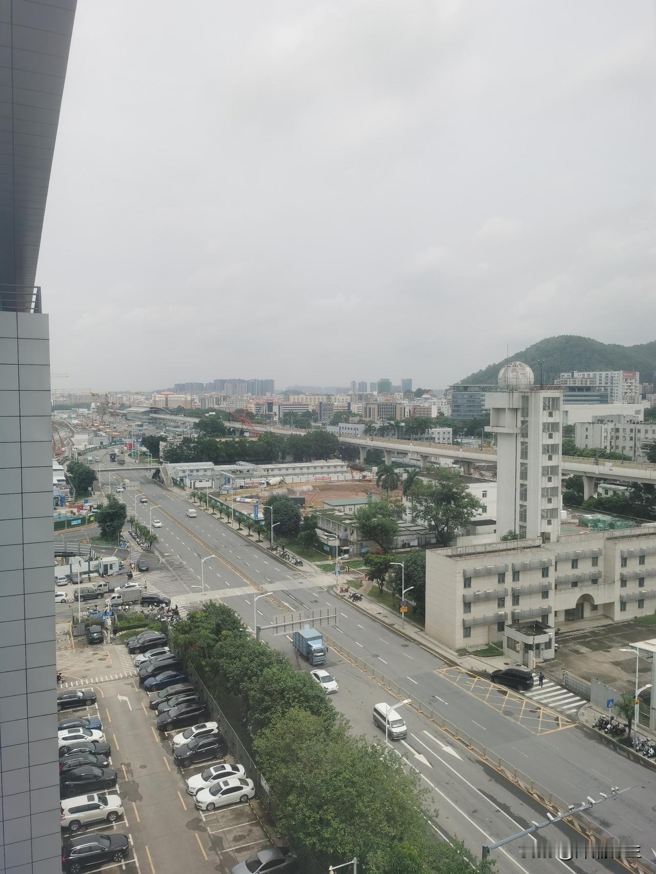 明天一早，深圳的高中部就要开学了。看着你收拾书包、检查校服的背影，心里忽然涌上一