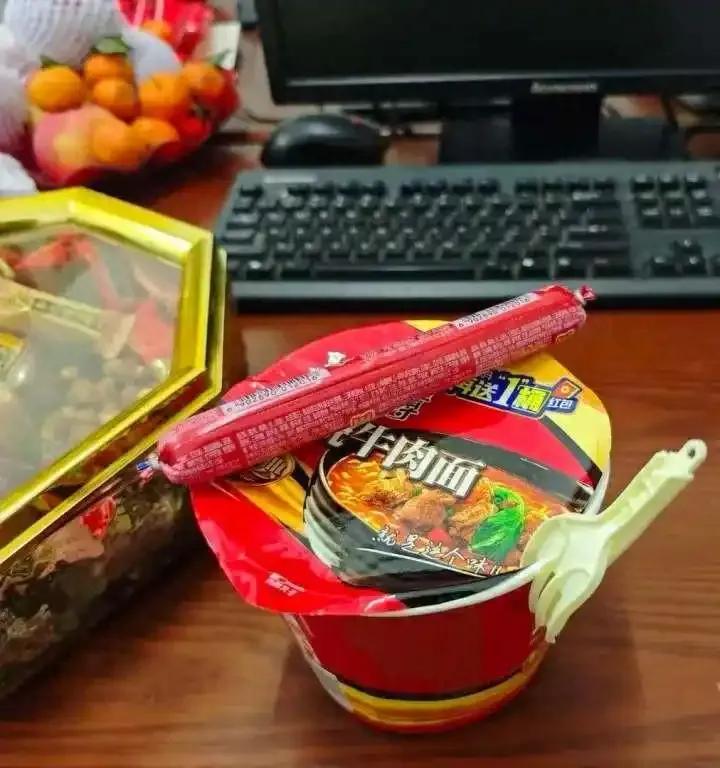 泡面搭档失宠，火腿肠卖不动了

看到一个引发热议的话题，消费者正在抛弃火腿肠。双