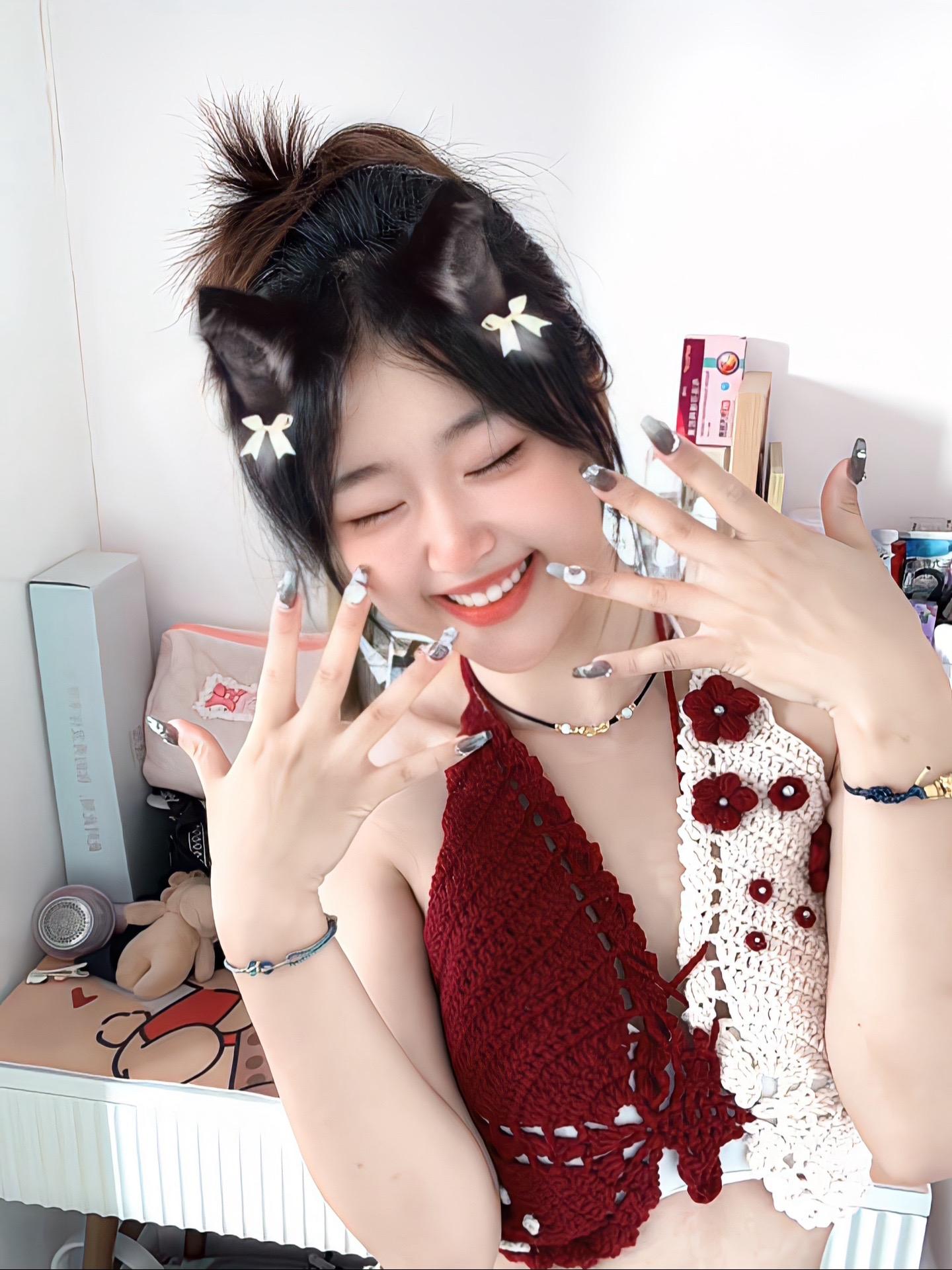 没见过那么漂亮的小衣服吧，我大余老师给我钩的，只有我有！