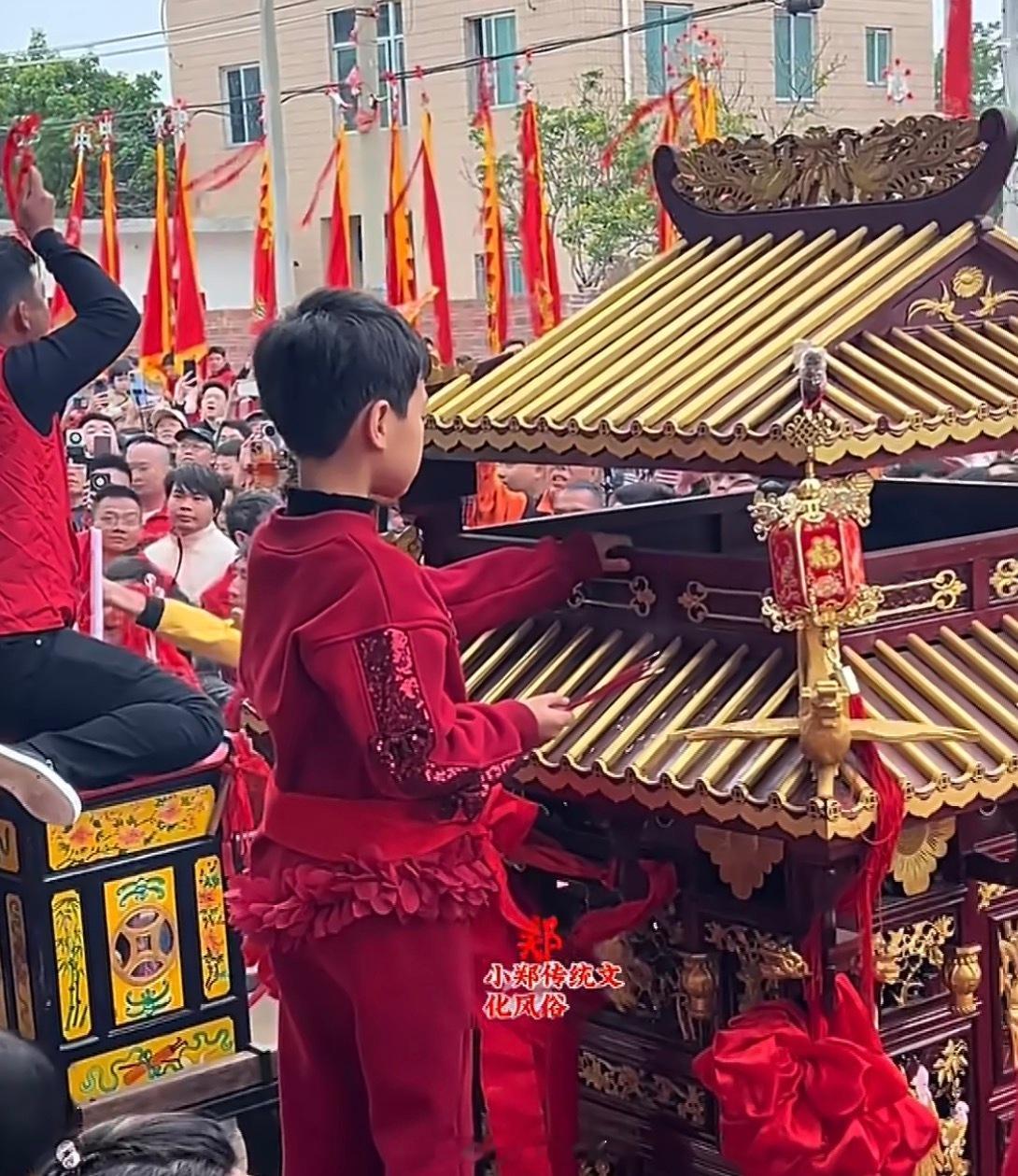 官方通报网传妈祖巡游换童事件我纯好奇，声明里说的是这位孩子自己想爬上去，真有这么