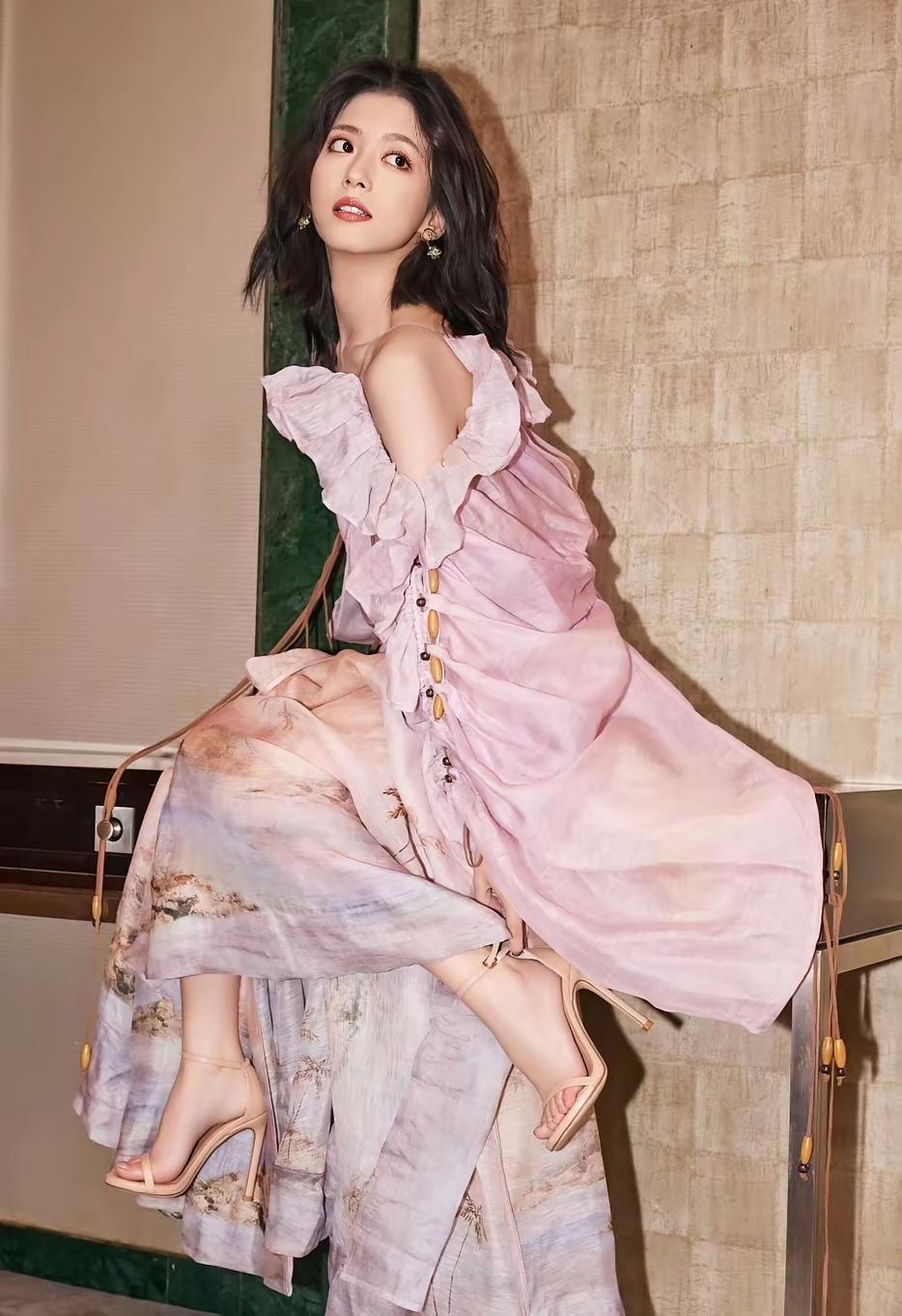 优雅粉裙，气质女神，时尚穿搭韩版毛衣怎么样穿搭，青春又减龄 怎样的裙子在女人身上