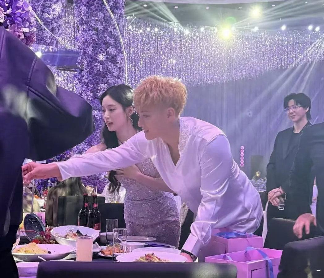 雨凝笑得好慈祥啊，像看着自己的好大儿好儿媳那样 ​​​