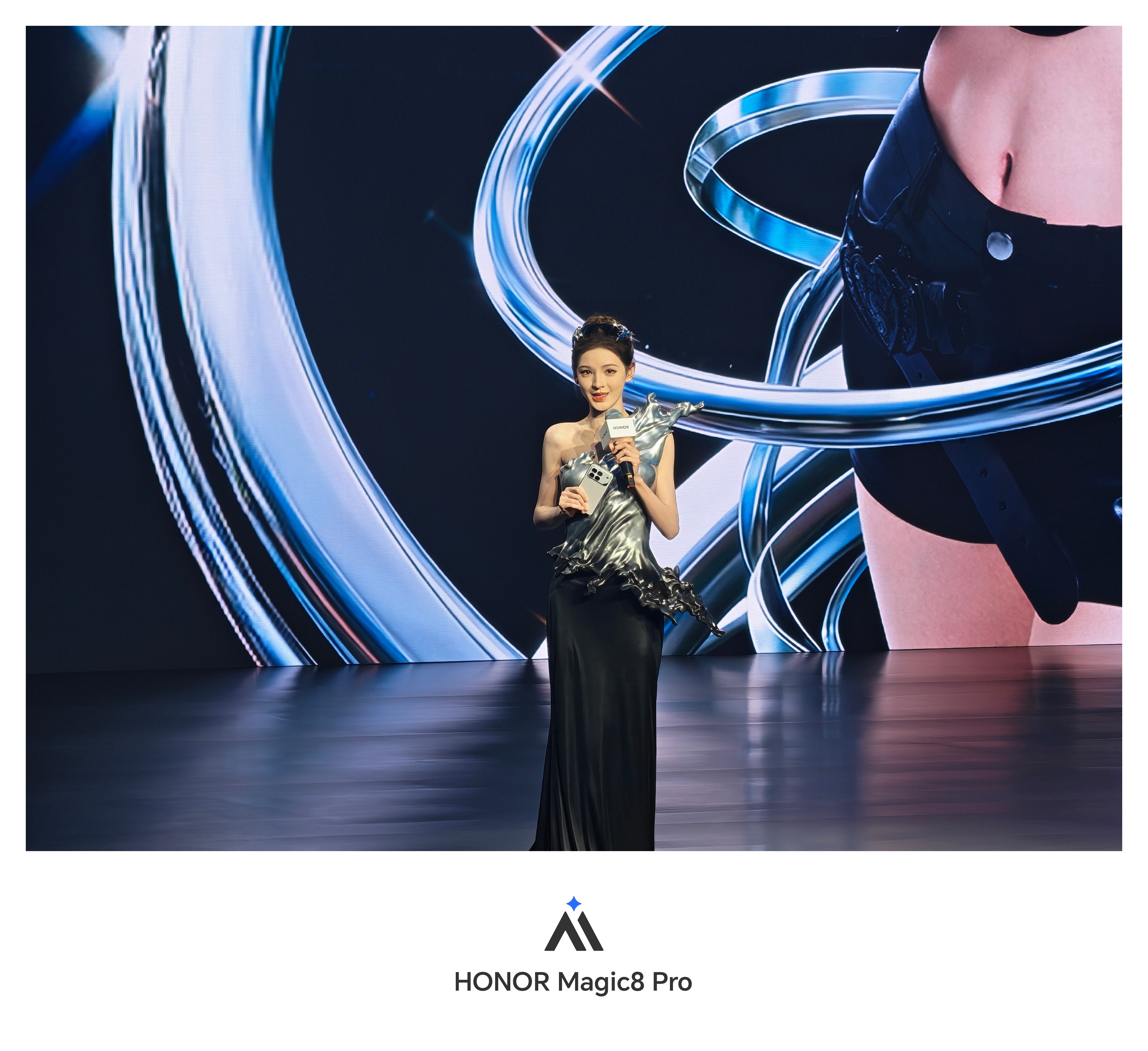 荣耀发布会荣耀WIN系列特邀枪神张予曦也来现场了，真的很美，而且打游戏时的样子更