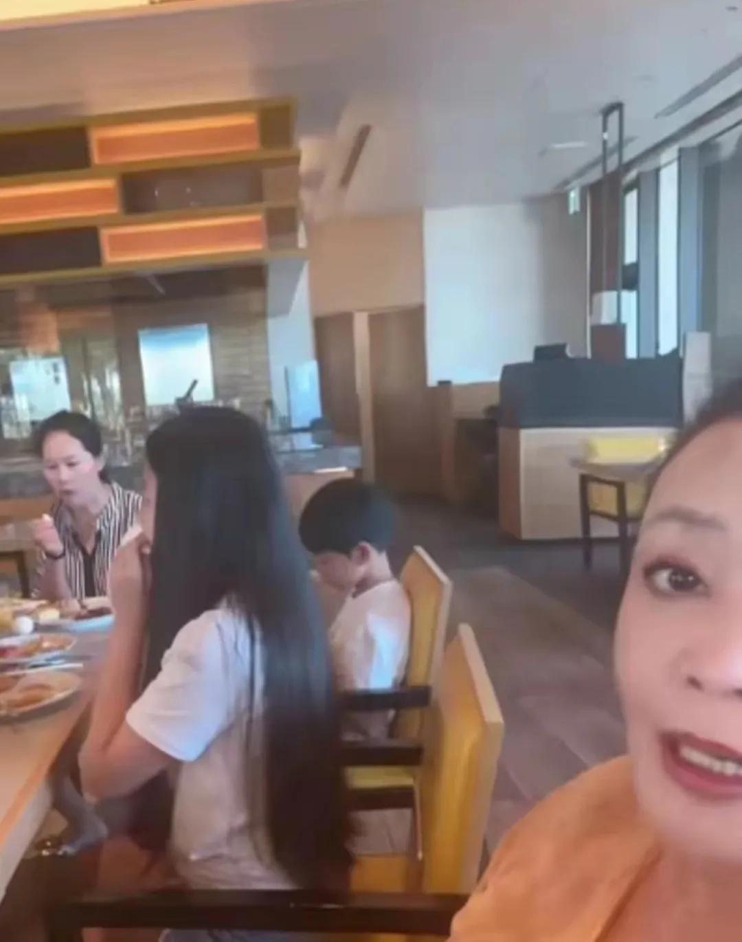 张兰和孙子孙女团聚了
兰姐左手拉着孙女，右手拉着孙子
心里一定非常开心吧
网友说