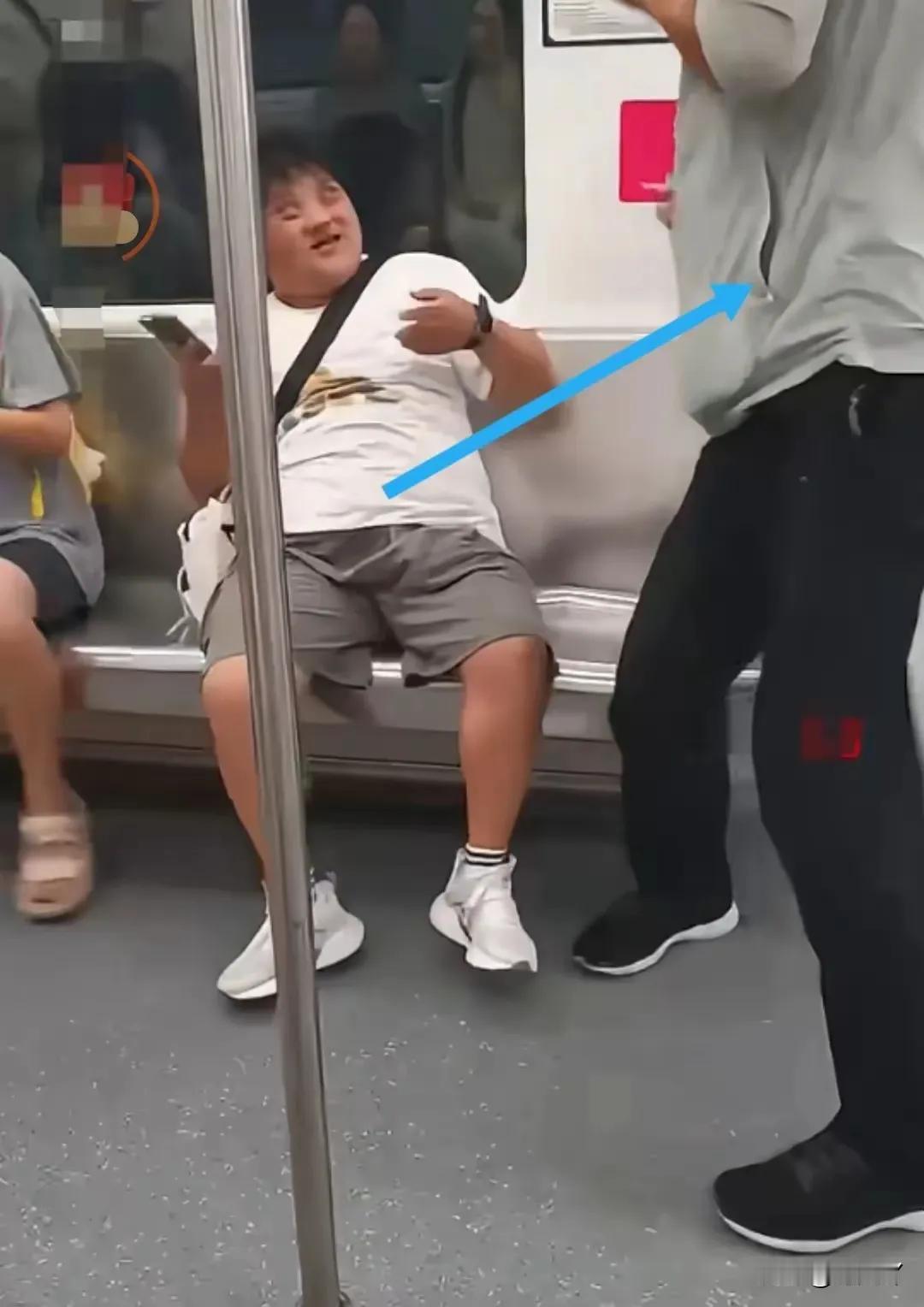 地铁奇遇：女子奇葩行径，猥亵大爷引网友爆笑

在这个纷繁复杂的世界里，每日里上演