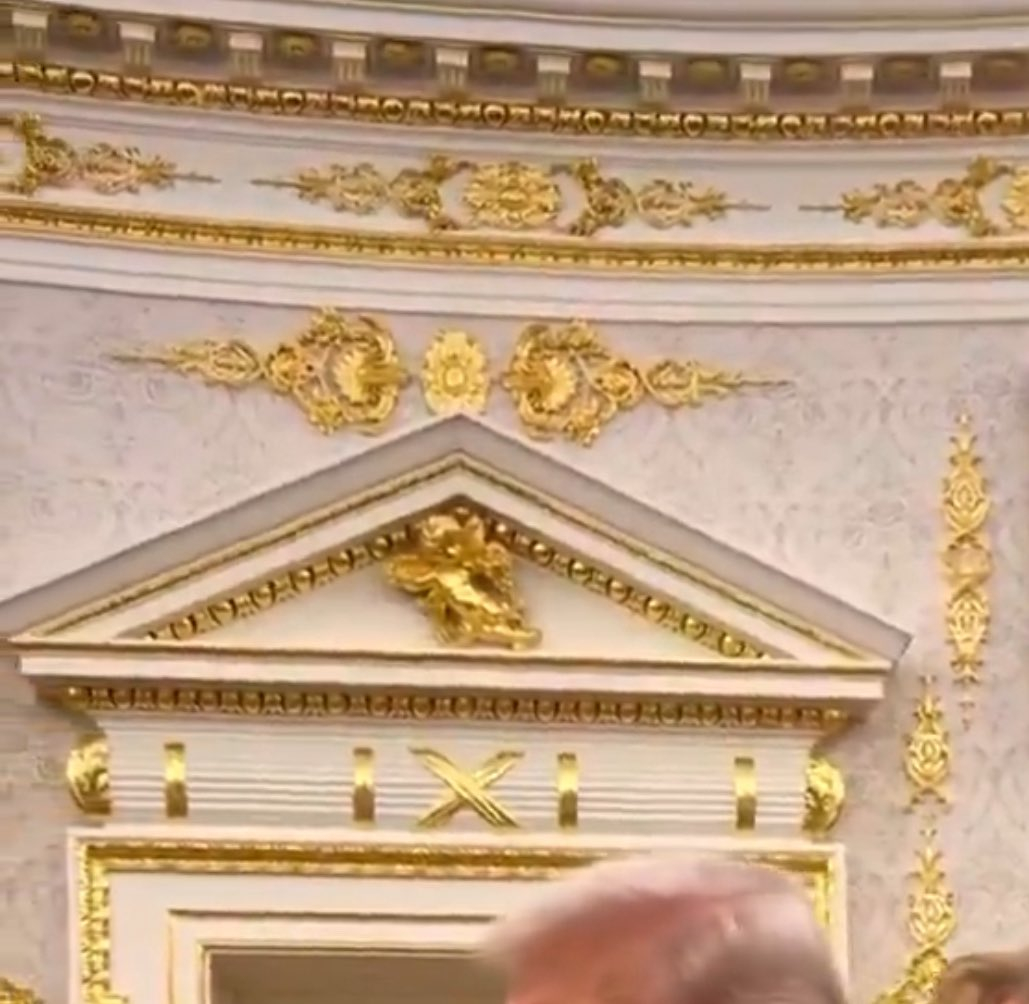 🔻现在看金闪闪的白宫装饰，其实也有一点合理了。