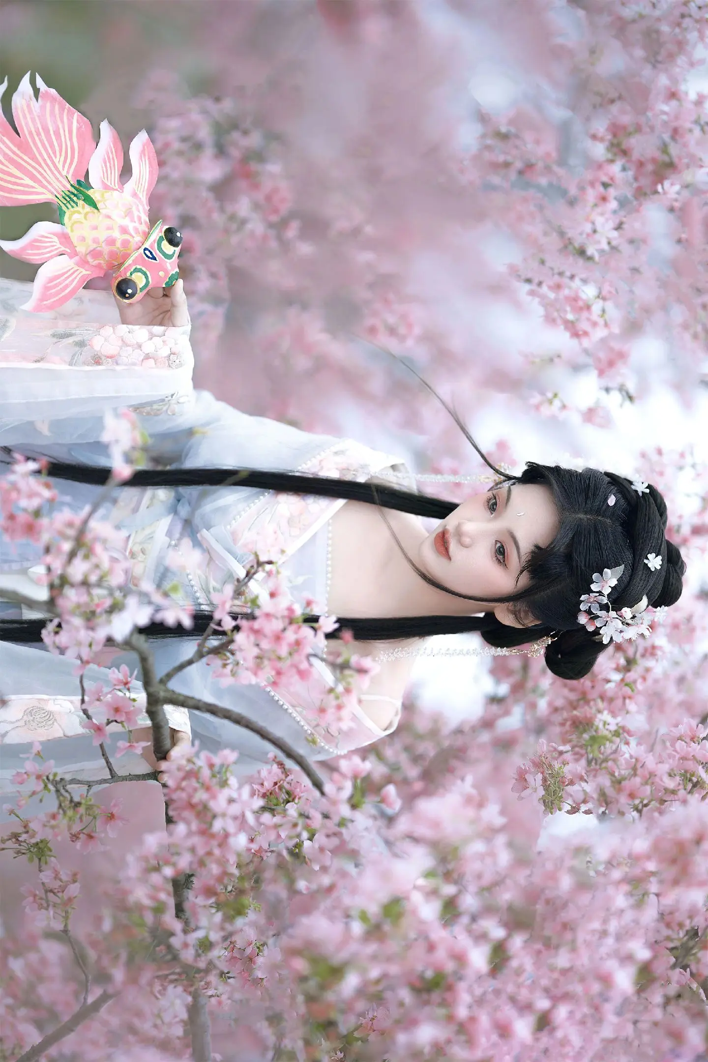 我看她好似雾中窥花。