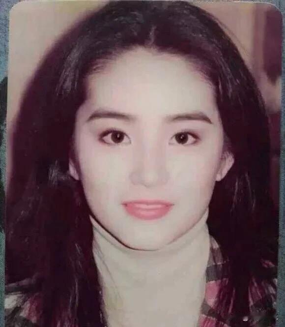林青霞的美貌还有人会质疑？她年轻时真是美得令人赞叹，她的颜值和身材都是无可挑剔的