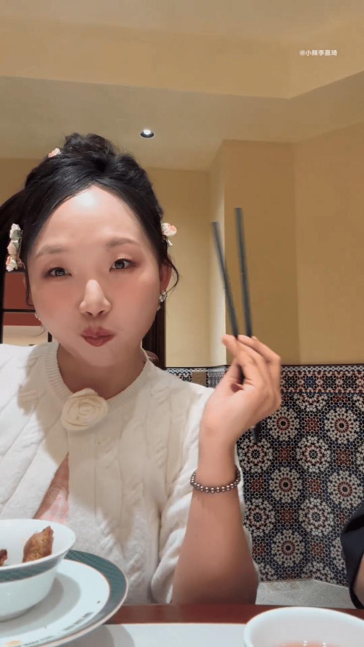 李嘉琦vlog记录成年人的浪漫李嘉琦“成年人的浪漫”主题vlog，记录聚餐、工作