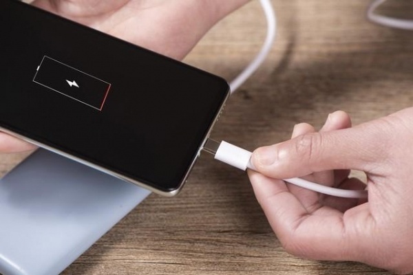 手机里什么APP最耗电隐形“电老虎”藏在后台权限里：微信、地图等APP默认“始终