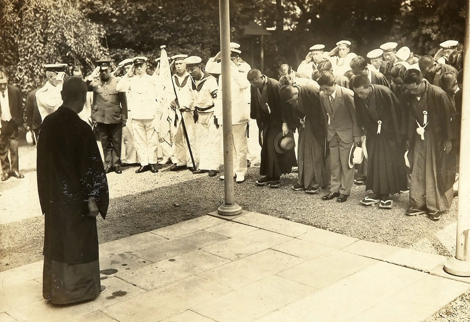 昭和八年（1933）东京，海军军人访问東郷平八郎  东乡平八郎死于1934年。 