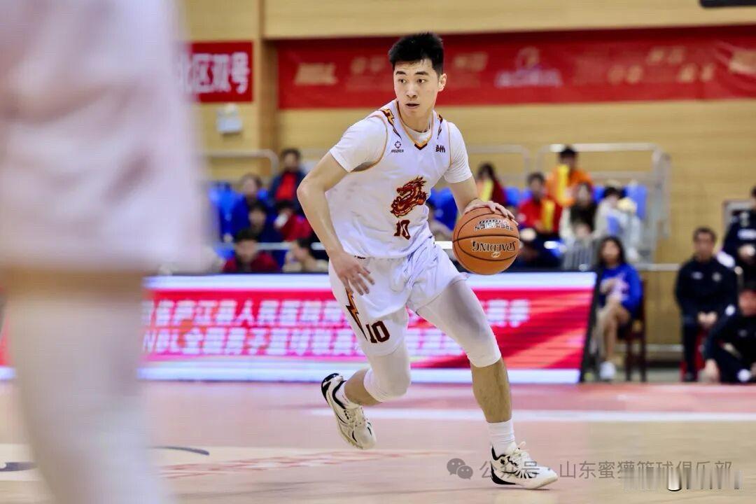 山东蜜獾篮球俱乐部有大动作，近日正式签下年轻后卫詹理为。这位2003年出生的小将