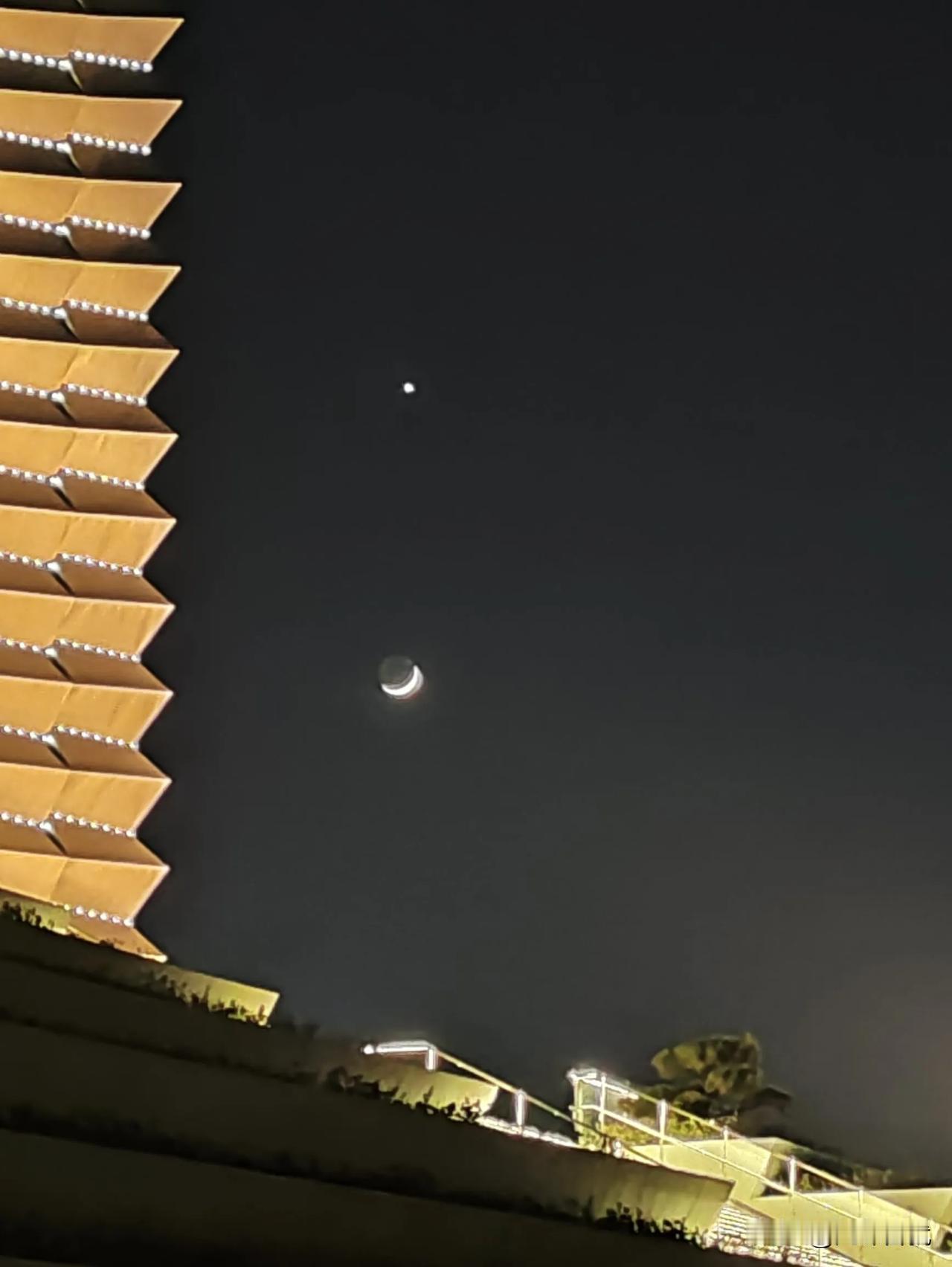 一颗星牵着一弯月！
这是1月3号晚上趣事，看着挺有意思，就拍了下来。效果还行吧，