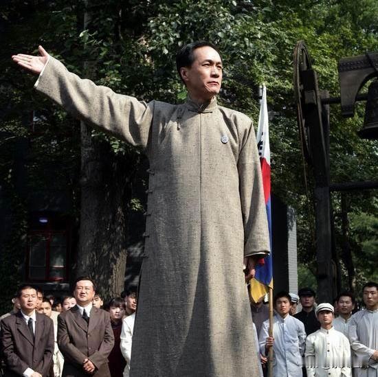 民国初期，北京大学教授工资250～300大洋。一般工人是5块左右，技术工人10块