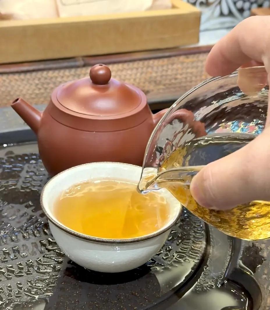秋冬最养人的六种茶：
 
第一：红茶
 
很多人觉得，喝茶要喝鲜爽的，绿茶才是养