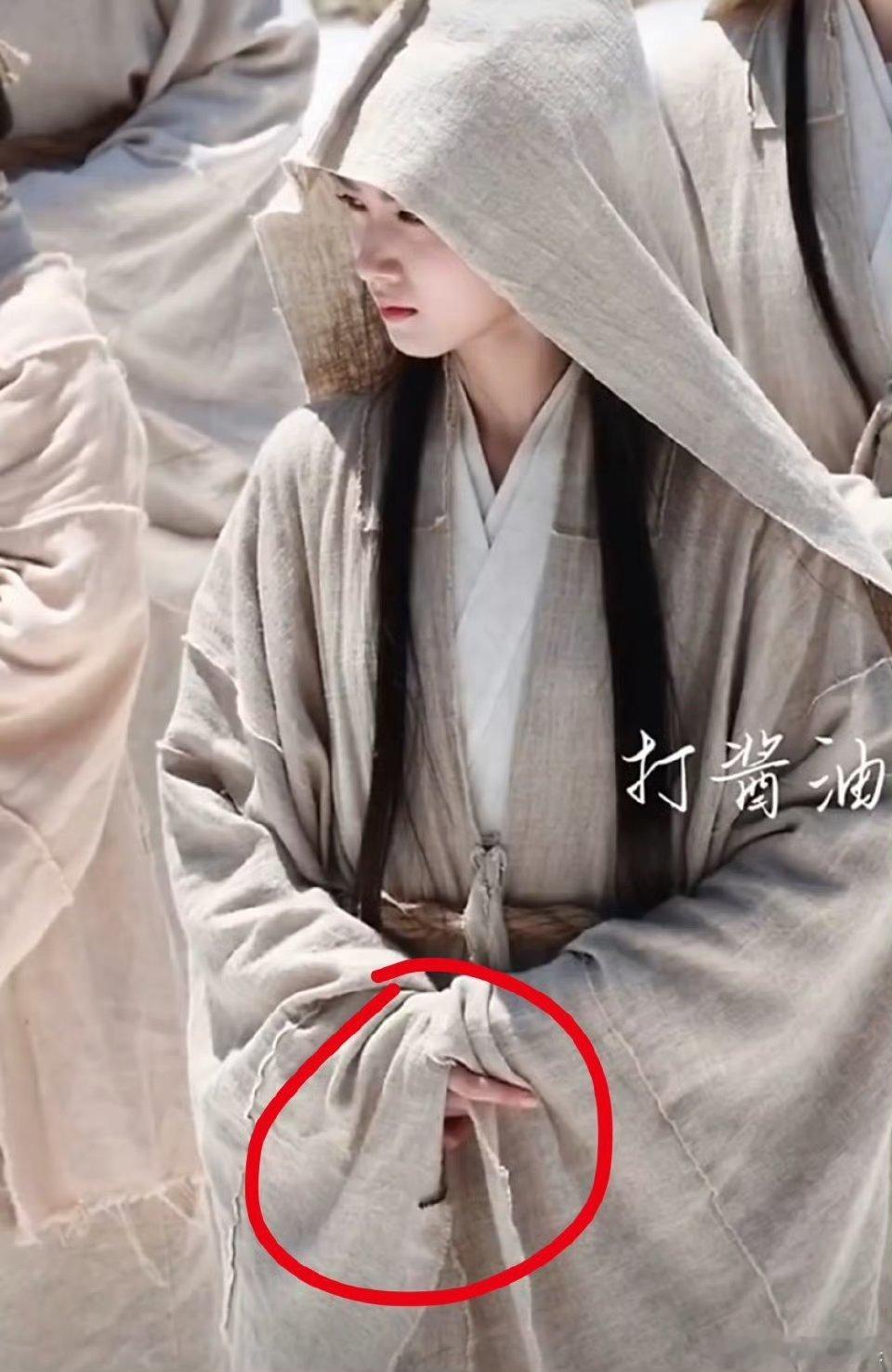 卢昱晓袖口有虫爬出来片场也太真实了，袖口莫名钻出大爬虫，慢慢蠕动好吓人，大家还正