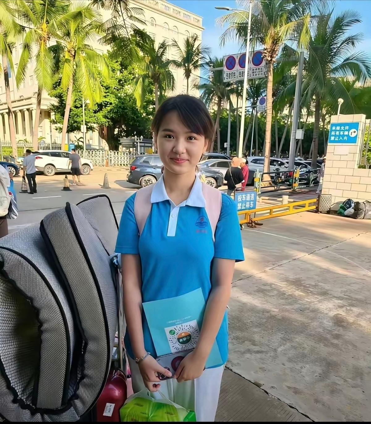 刚入学的女大学生，还没褪去高中生的气质