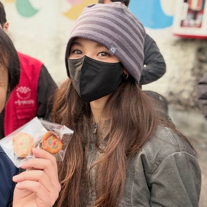 251229op：“哇，Danielle竟然还带来了她自己做的饼干——太棒了！”