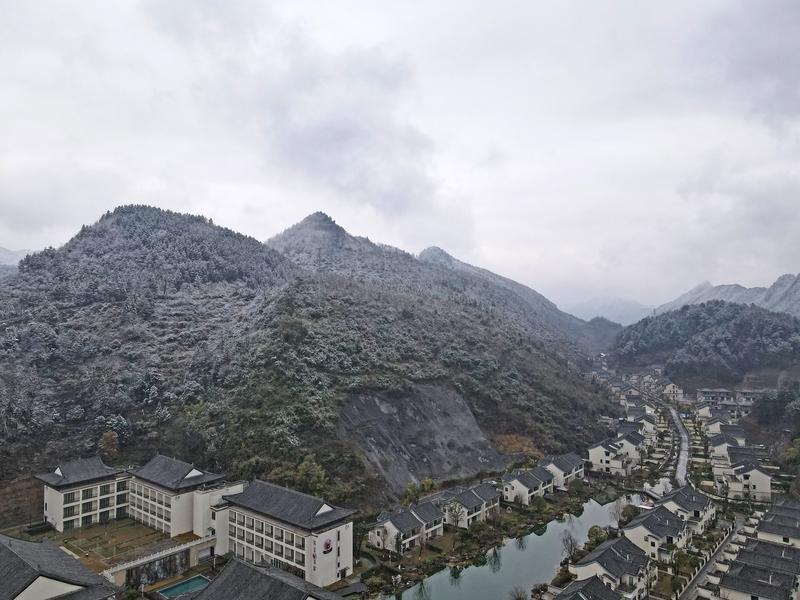 三九天养生讲究“三宜三忌”，做好了能少生病。
“三宜”方面：一是宜保暖关键部位，